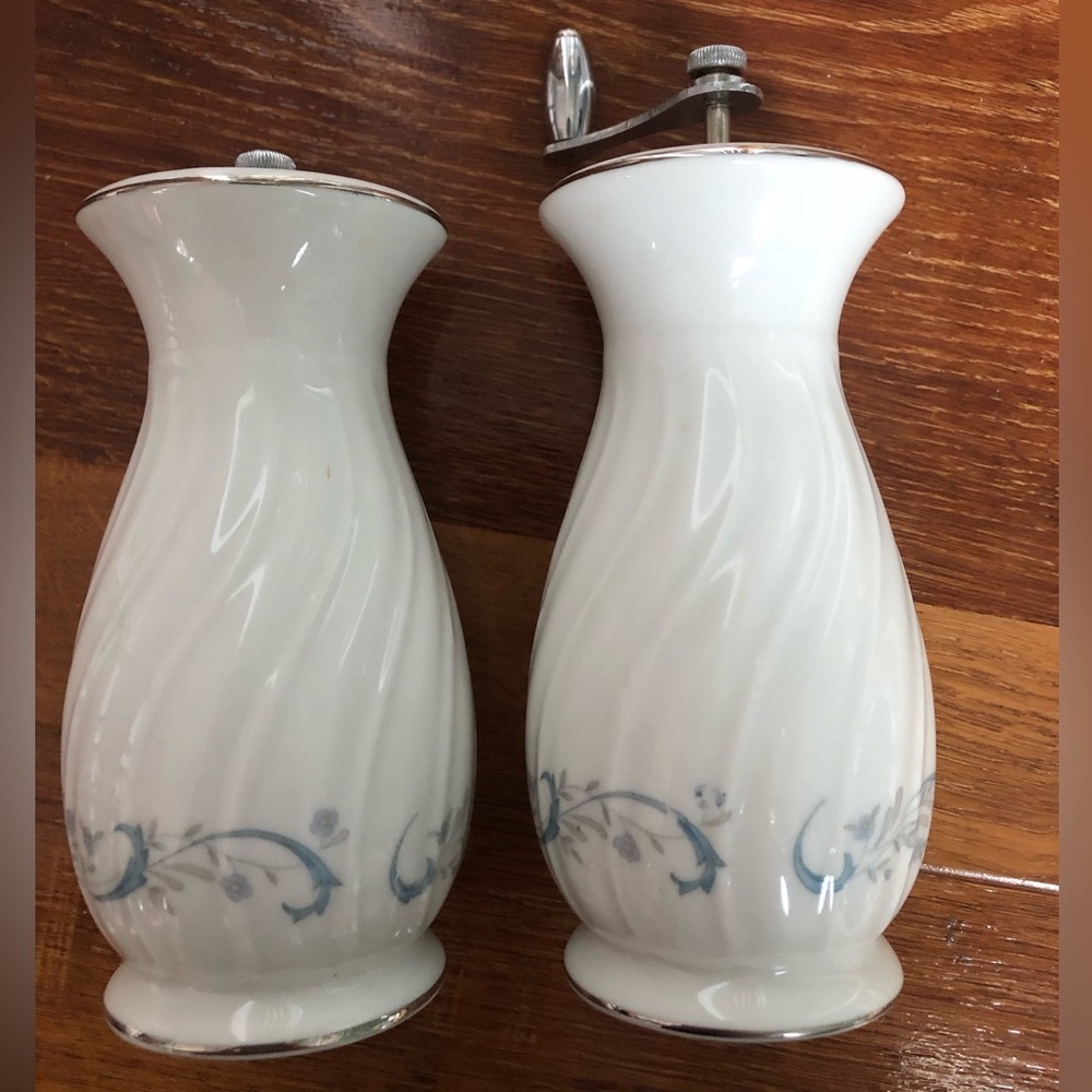 RARE Vintage Salt and Pepper Shakers 90's Grinder Camelot Gracious Japan